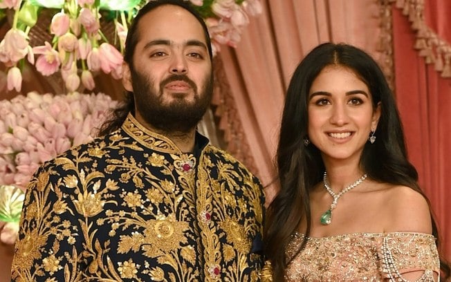 Radhika Merchant (D) e o noivo Anant Ambani, filho do bilionário Mukesh Ambani, durante uma cerimônia em Mumbai, em 5 de julho de 2024