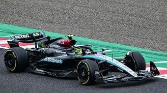 Hamilton bate Piastri e põe Mercedes no topo do TL1