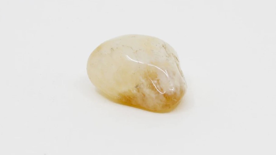 Essa é uma pedra citrino obtida através do tratamento térmico da ametista. Essa é uma pedra citrino obtida através do tratamento térmico da ametista.