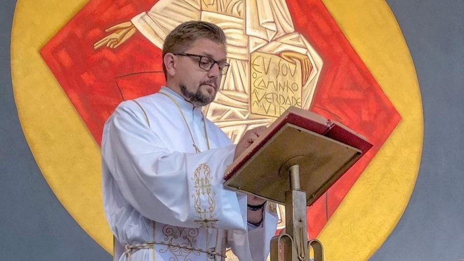 O padre Luciano Toller, da Paróquia Puríssimo Coração de Maria, de São Bento do Sul (SC) O padre Luciano Toller, da Paróquia Puríssimo Coração de Maria, de São Bento do Sul (SC)
