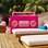Rádio da Barbie na área da piscina com borda infinita. Foto: Divulgação/ Airbnb
