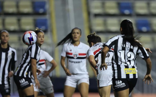 Jogadoras são-paulinas festejam gol da vitória sobre as Sereias da Vila