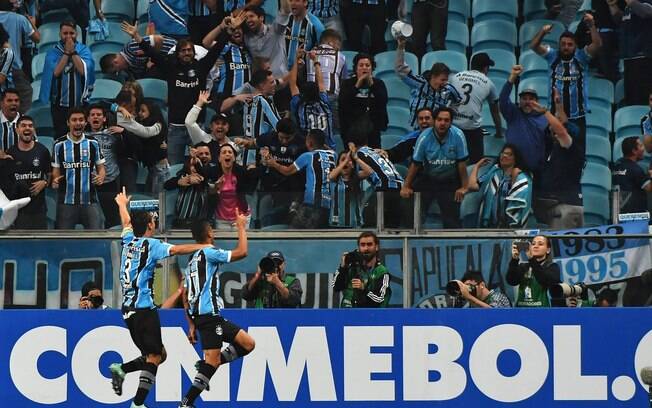 Geromel e Cícero comemoram o gol que garantiu a vitória do Grêmio sobre o Lanús