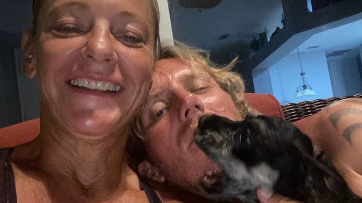 Mulher enfrenta jacaré e salva filhote de ataque