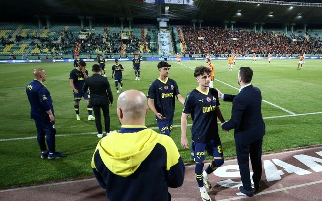 Jogadores do Fenerbahçe deixam o campo de jogo durante a final da Supercopa da Turquia contra o Galatasaray no domingo