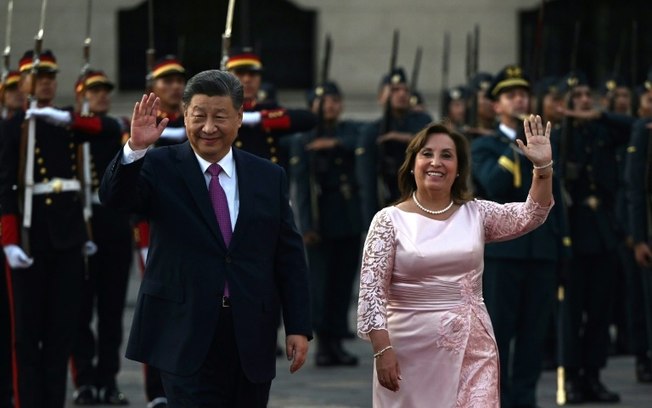 Os presidentes da China, Xi Jinping (E), e do Peru, Dina Boluarte (D), em Lima, em 14 de novembro de 2024