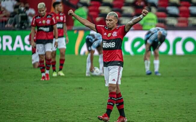 Retrospectiva LANCE!: zagueiro sofre com lesões, laterais indicam futuro promissor no Flamengo e mais