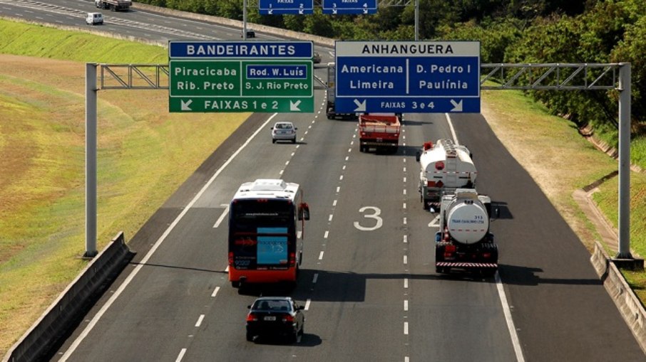 Rodovias Anhanguera e Bandeirantes ligam a capital São Paulo aos polos do interior Rodovias Anhanguera e Bandeirantes ligam a capital São Paulo aos polos do interior