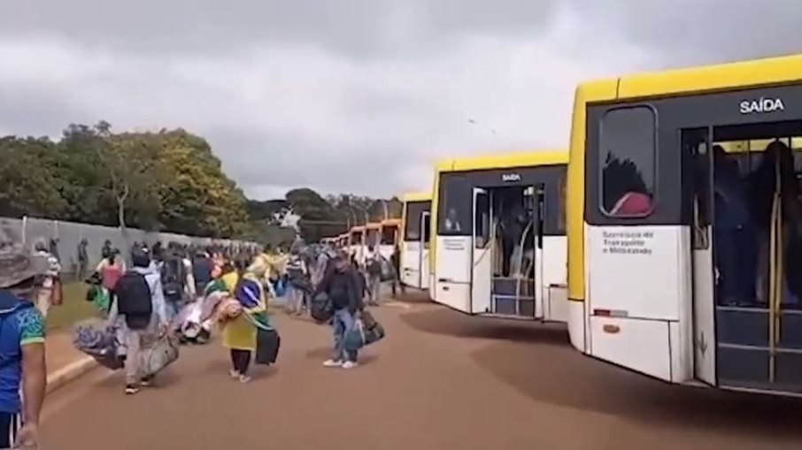 Manifestantes são retirados em 50 ônibus de QG do Exército em Brasília (09.01.2022)