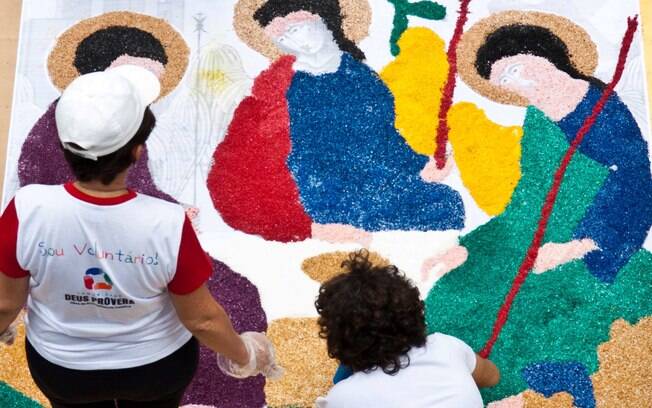 Artistas preparam tapetes de sal na Avenida Chile, na manhã desta quinta-feira (30), para as comemorações de Corpus Christi no Rio de Janeiro (RJ). Foto: Reynaldo Vasconcelos/Futura Press