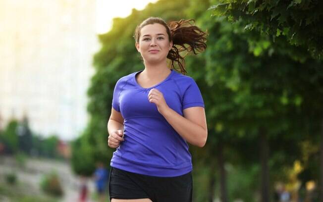 Junto com a mudança da alimentação, é importante também praticar exercícios físicos para ajudar na perda de peso