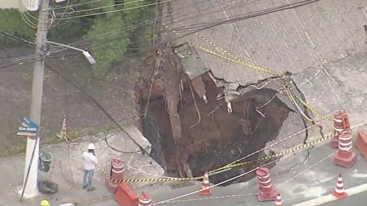 Cratera se abriu em avenida da Zona Oeste de São Paulo