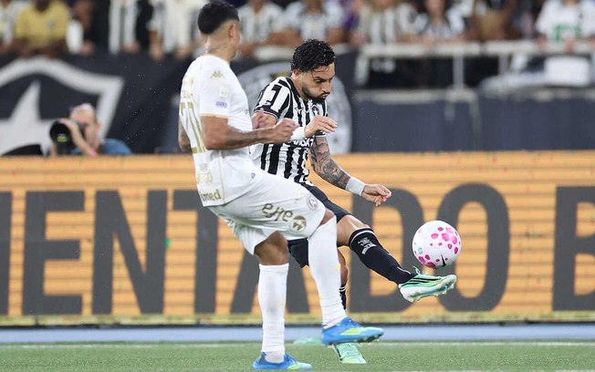 Alex Telles em ação pelo Botafogo diante da Chapecoense Alex Telles em ação pelo Botafogo diante da Chapecoense