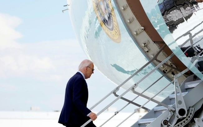 O presidente dos EUA, Joe Biden, embarca no Air Force One