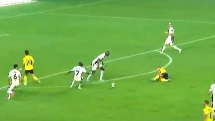 Cintura dura? Cristiano Ronaldo protagoniza lance bizarro; veja