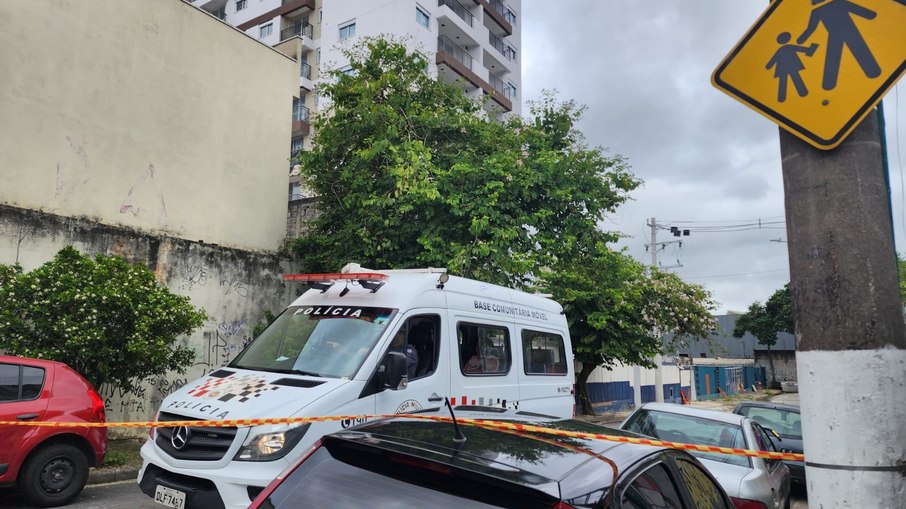 Rua da escola segue bloqueada