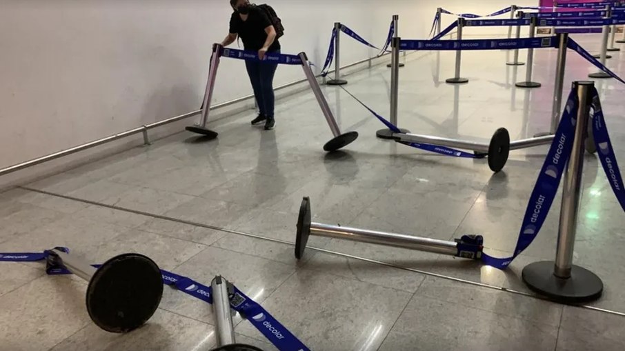 Passageiros derrubaram postes com faixas de segurança após ouvirem chiado antes de passar pela raio-x no aeroporto de Guarulhos