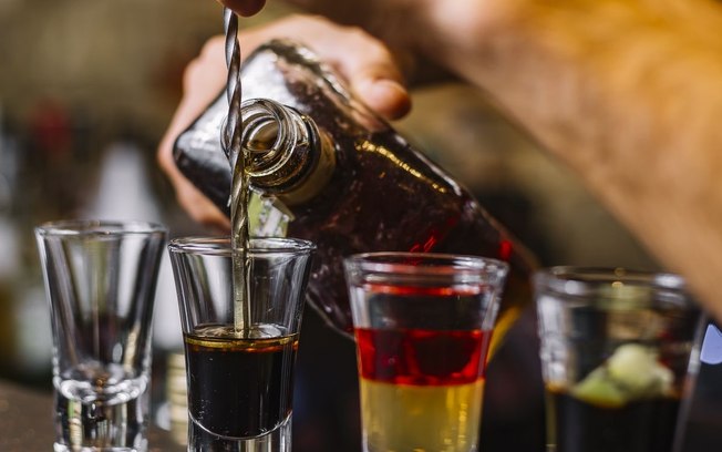 Operação investiga bares por bebidas com metanol em Barueri e SP Operação investiga bares por bebidas com metanol em Barueri e SP