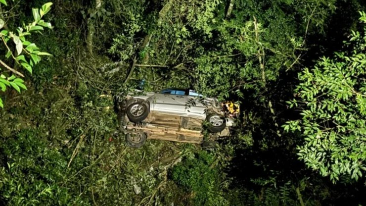 RS: Motorista escapa com vida após queda de 25 metros