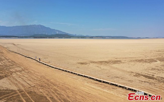 Ponte de 400 anos e 3 quilômetros reaparece após período de seca