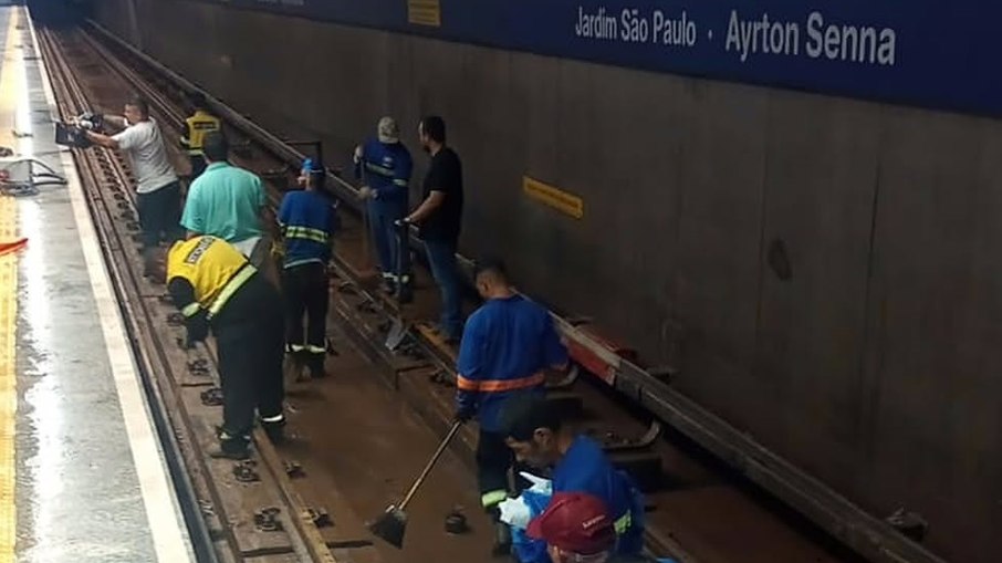 Equipe trabalhando no Metrô de SP