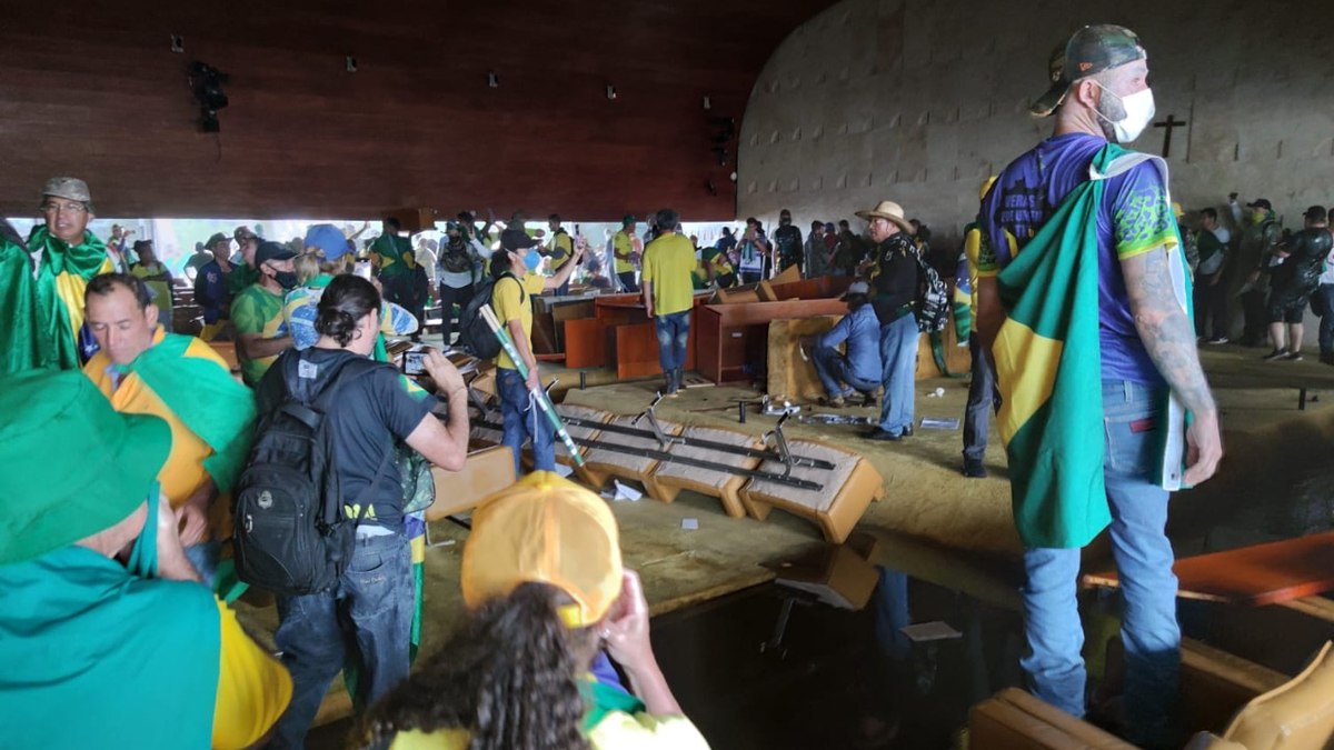 Manifestantes invadiram o STF e destruíram o plenário da Corte