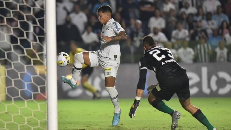 Marcos Leonardo marcou um dos gols da vitória santista