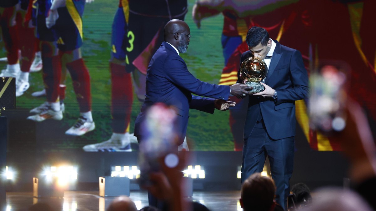 Rodri recebendo a Bola de Ouro de 2024