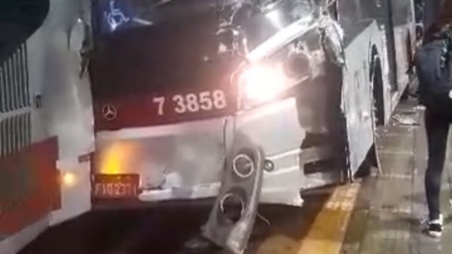 Ônibus envolvido em acidente no Terminal Jardim Ângela, na Zona Sul de São Paulo Ônibus envolvido em acidente no Terminal Jardim Ângela, na Zona Sul de São Paulo