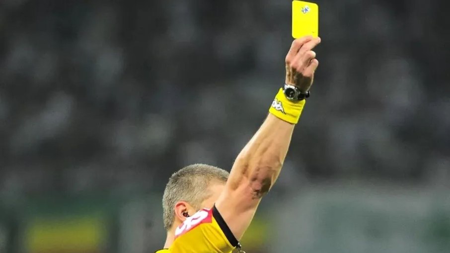 Futebol terá novas funções para o VAR e mais regras 