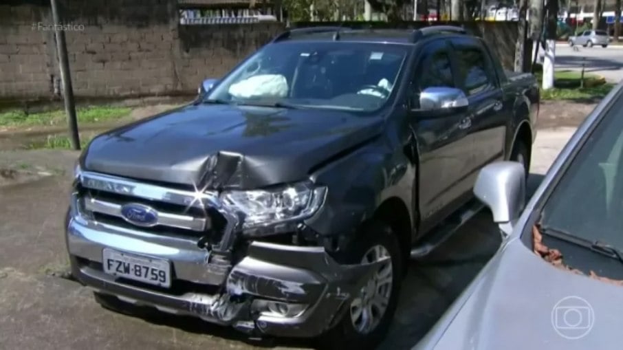 Tiros deixaram o carro do baixista destruído