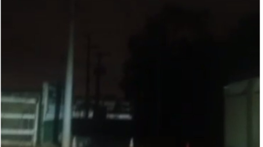 Visão da rua de entrada do condomínio à rua Celso Rodrigues Salgueiro, totalmente escura. Visão da rua de entrada do condomínio à rua Celso Rodrigues Salgueiro, totalmente escura.