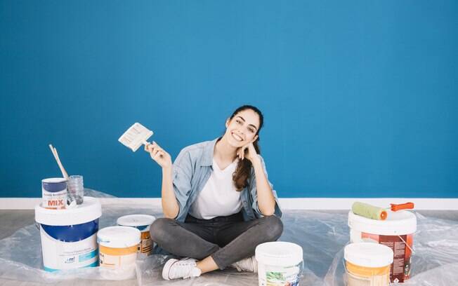 Escolher o tipo de tinta adequado e fazer os movimentos com o pincel na direção correta fazem a diferença na hora de pintar a parede