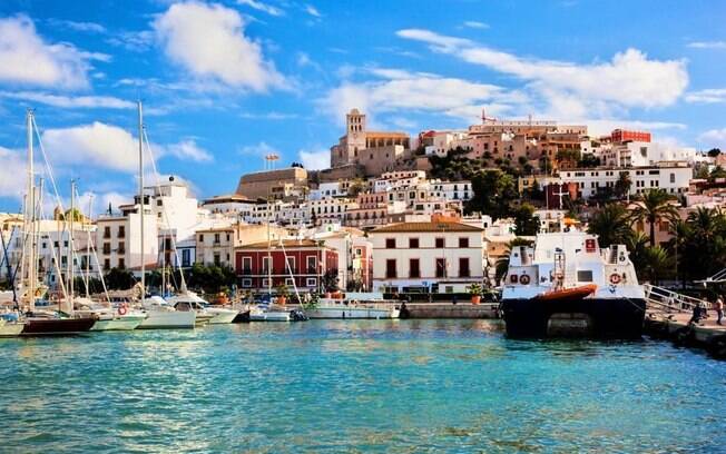 Ibiza, na Espanha, é opção para quem curte baladas e praias paradisíacas