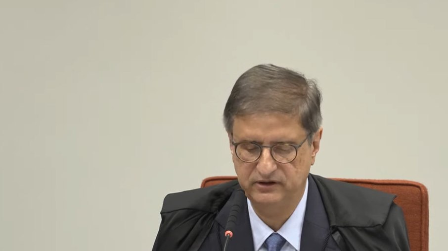 Paulo Gonet faz leitura do seu relatório
