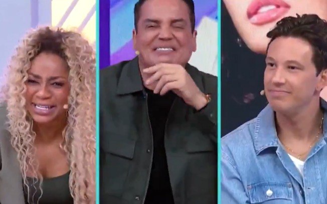 Cariúcha gera risos de colegas ao falar sobre Amado Batista Cariúcha gera risos de colegas ao falar sobre Amado Batista