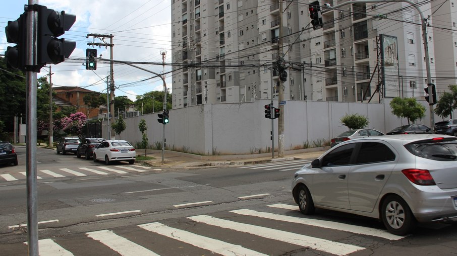 Os semáforos inteligentes ajustam automaticamente a duração das fases verdes conforme o volume de veículos em cada cruzamento