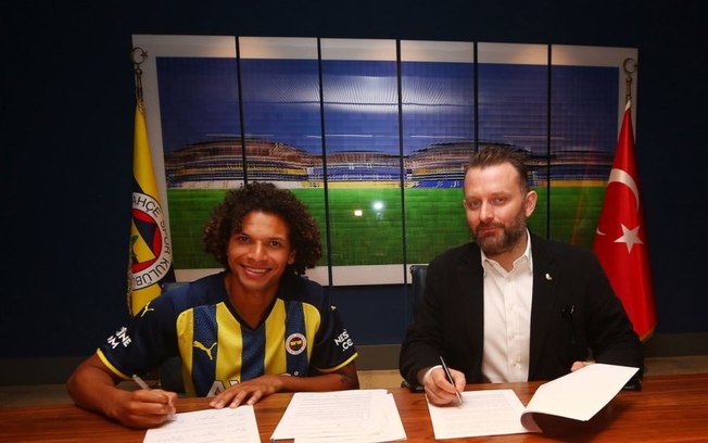 Ex-Flamengo, Willian Arão é anunciado pelo Fenerbahçe