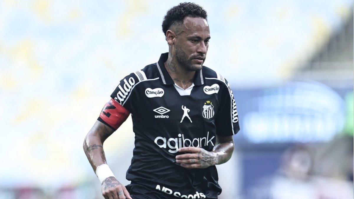 Neymar se desentende com bandeirinha em jogo do Santos contra o Fluminense