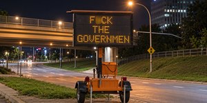 Sinal de trânsito é hackeado com mensagens antigoverno no Canadá