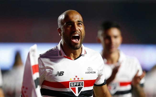 Autor do primeiro gol do São Paulo, Lucas comemora mais uma vitória no Brasileirão