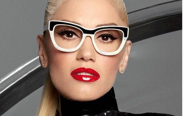 Gwen Stefani usando um óculos da sua marca L.A.M.B