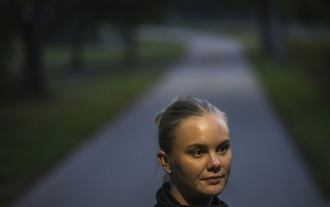 A assistente social Julia Rydberg é fotografada no bairro de Baronbackarna, em Örebro, em 23 de setembro de 2024. Nos últimos anos, a Suécia tem se esforçado para controlar o aumento de ataques a tiro e atentados a bomba entre gangues em todo o país