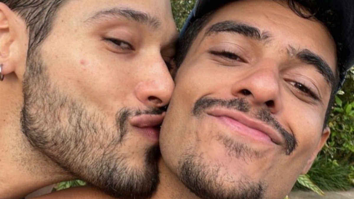 Bruno Fagundes e Igor Fernandez revelaram o namoro ao postarem foto juntos no Instagram.