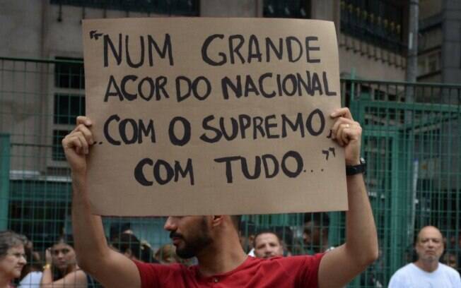 Manifestante destaca aspas icônicas sobre a corrupção no Brasil, ditas por Romero Jucá; frase foi dissociada a crime pela PF