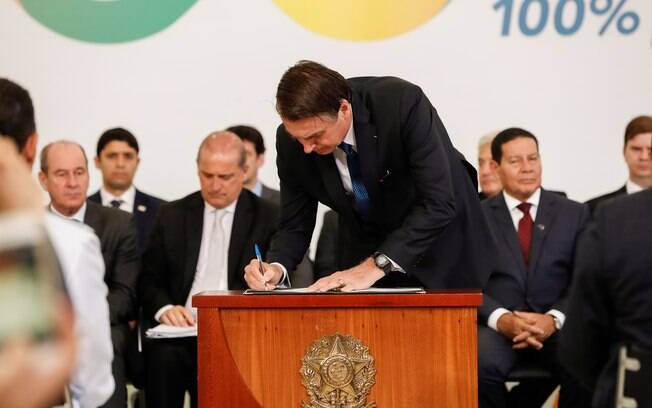 Bolsonaro assinou 18 instrumentos entre decretos, resoluções e projetos de lei complementares