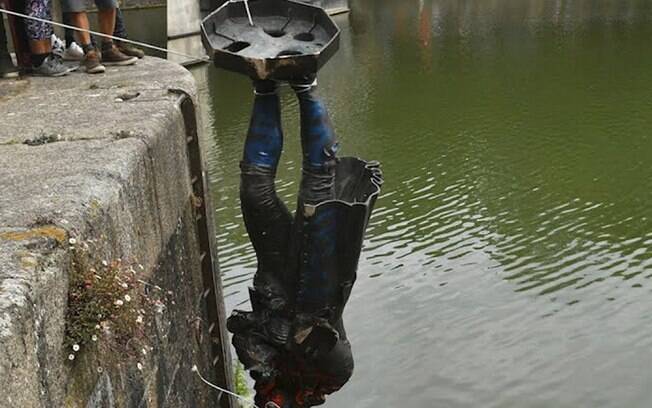 Estatua é jogada no rio por manifestantes