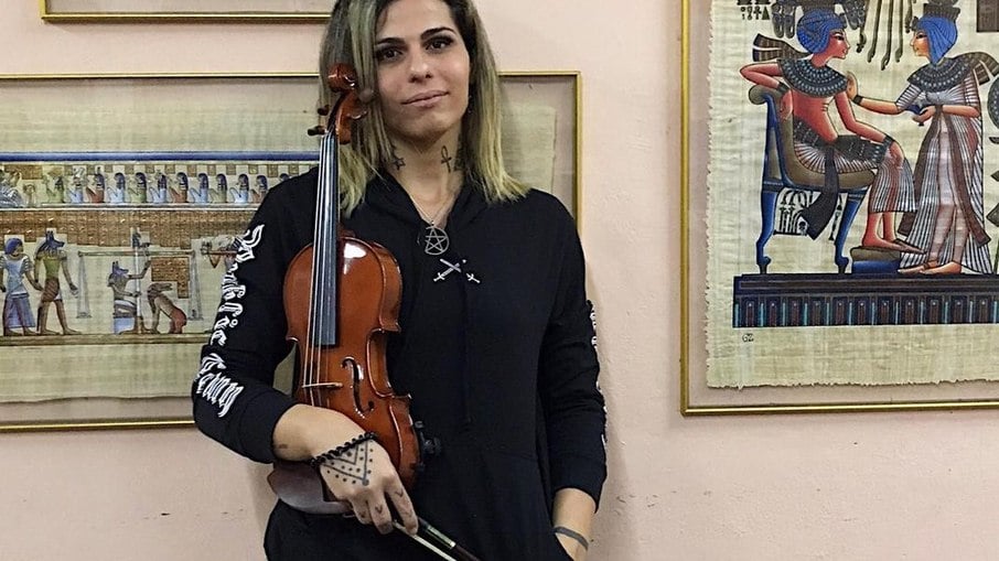 Nathália Rodrigues toca violino, viola e violoncelo