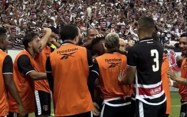 Eron  marca de pênalti e corre para comemorar com a torcida. Santa Cruz 1 a 0