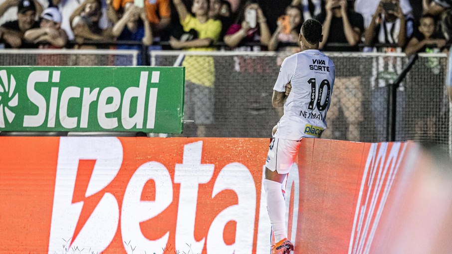 Neymar recebeu aplausos da torcida adversária após o golaço em Limeira